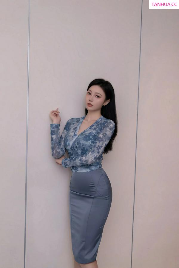 安然Maleah  [XiuRen]高清写真图 2025.08.26 No.10693 安然anran 灰色长裙第8张图片